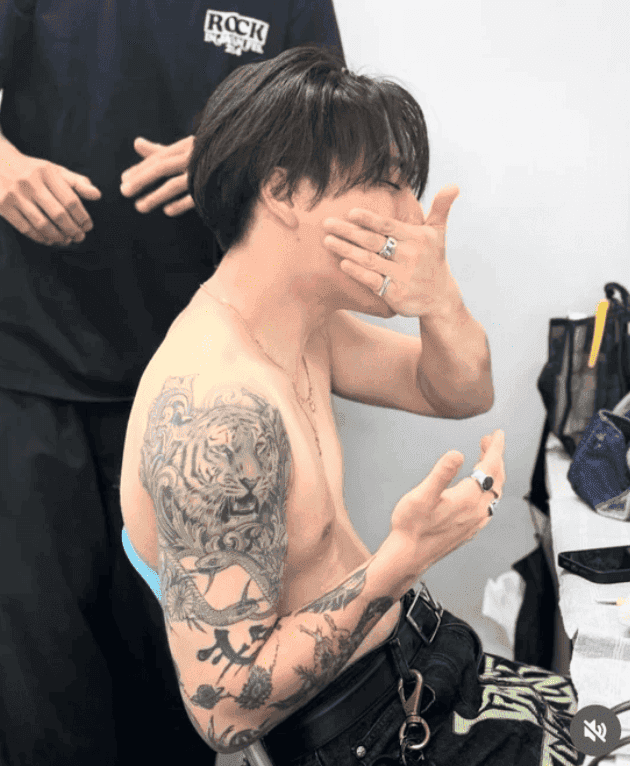 優里の右肩「虎」