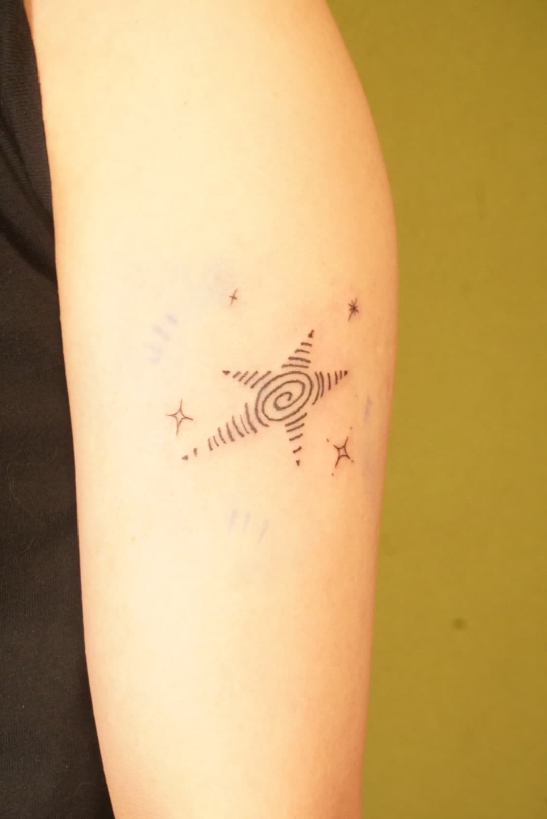 星のぐるぐるのタトゥーデザイン